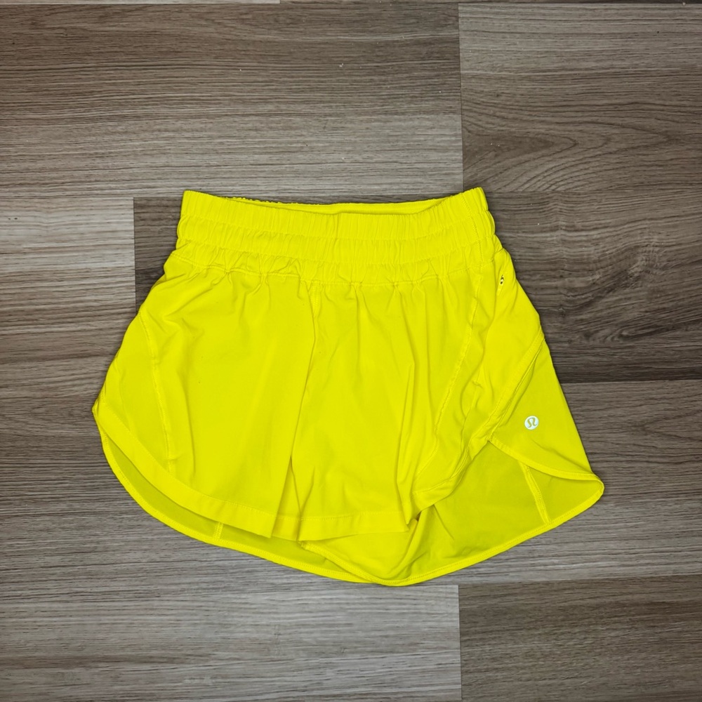 Lululemon Hotty Hot 2.5” Shorts Size 4 Small Bright Yellow No Liner